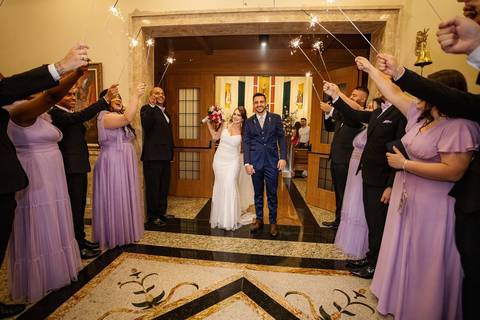 As melhores ideias e inspirações criativas de fotos de casamento da saída dos noivos na Paróquia São José Osasco'