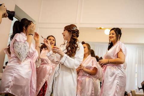 As melhores ideias e inspirações criativas de fotos de casamento do making of da noiva com as madrinhas no salão Escovaria de Luxo'