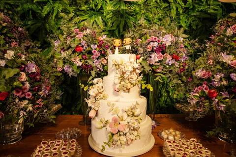 As melhores ideias e inspirações criativas de fotos de casamento da mesa do bolo no Espaço Mariah'