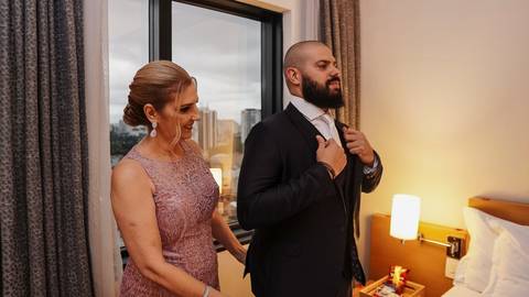 As melhores ideias e inspirações criativas de fotos de casamento do making of do noivo com os pais no hotel São Paulo Tatuape Affiliated by Meliá'