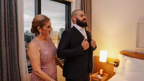 As melhores ideias e inspirações criativas de fotos de casamento do making of do noivo com os pais no hotel São Paulo Tatuape Affiliated by Meliá'