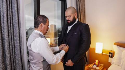 As melhores ideias e inspirações criativas de fotos de casamento do making of do noivo com os pais no hotel São Paulo Tatuape Affiliated by Meliá'