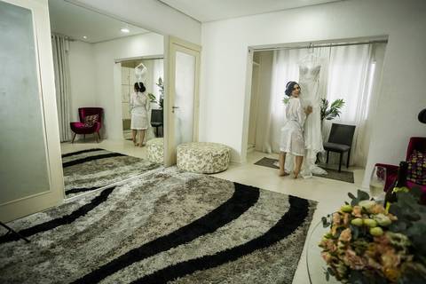 As melhores ideias e inspirações criativas de fotos de casamento do making of da noiva no Jacques Janine Mooca'