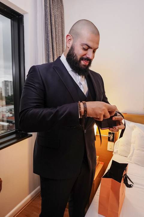 As melhores ideias e inspirações criativas de fotos de casamento do making of do noivo hotel São Paulo Tatuape Affiliated by Meliá'