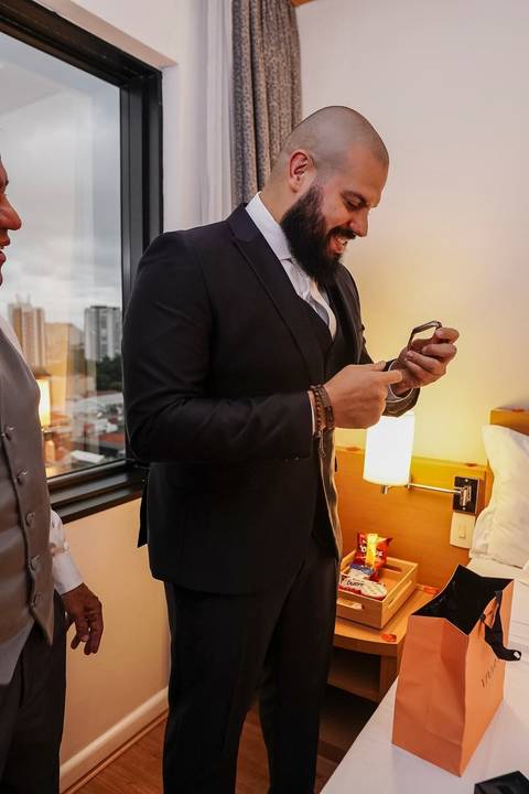 As melhores ideias e inspirações criativas de fotos de casamento do making of do noivo hotel São Paulo Tatuape Affiliated by Meliá'