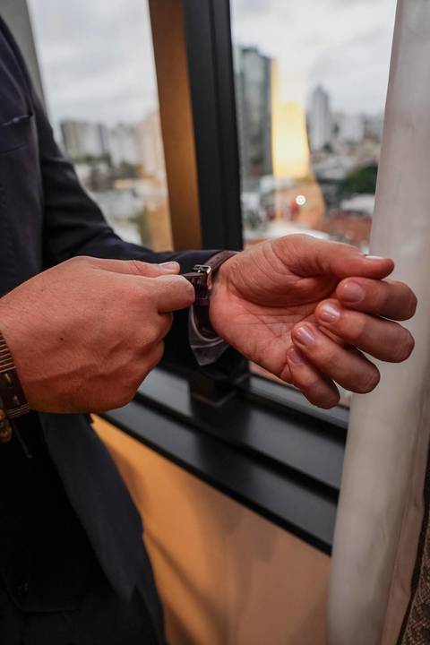 As melhores ideias e inspirações criativas de fotos de casamento do making of do noivo hotel São Paulo Tatuape Affiliated by Meliá'