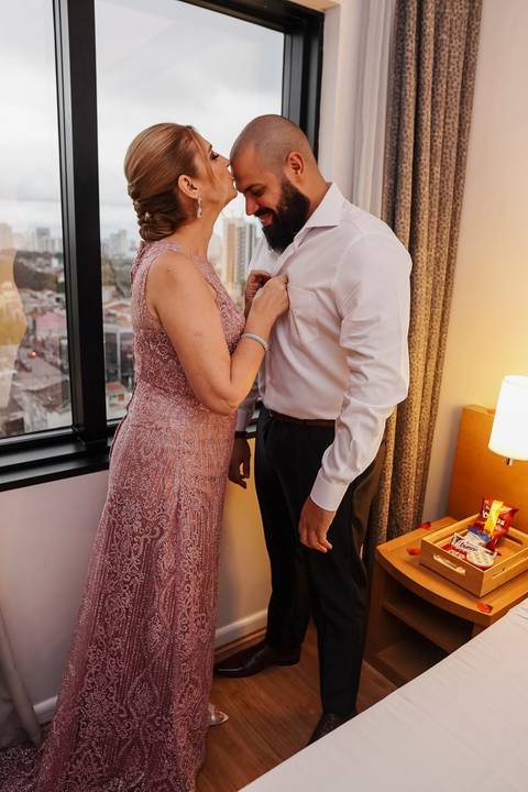 As melhores ideias e inspirações criativas de fotos de casamento do making of do noivo com os pais no hotel São Paulo Tatuape Affiliated by Meliá'