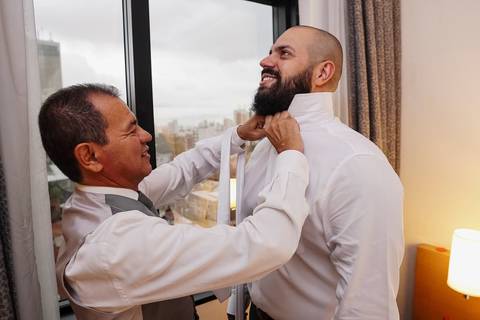 As melhores ideias e inspirações criativas de fotos de casamento do making of do noivo com os pais no hotel São Paulo Tatuape Affiliated by Meliá'