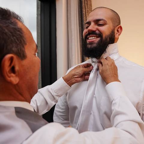 As melhores ideias e inspirações criativas de fotos de casamento do making of do noivo com os pais no hotel São Paulo Tatuape Affiliated by Meliá'