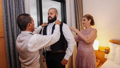 As melhores ideias e inspirações criativas de fotos de casamento do making of do noivo com os pais no hotel São Paulo Tatuape Affiliated by Meliá'