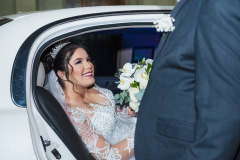 As melhores ideias e inspirações criativas de fotos de casamento da noiva no carro na Paróquia Santo Antônio '