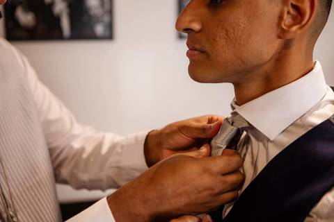 As melhores ideias e inspirações criativas de fotos de casamento do making of do noivo no Razor Pub Barbearia '