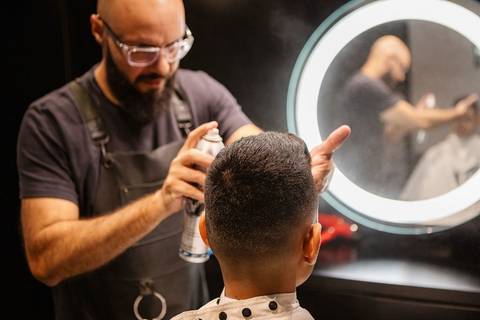 As melhores ideias e inspirações criativas de fotos de casamento do making of do noivo no Razor Pub Barbearia '