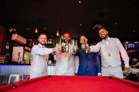 As melhores ideias e inspirações criativas de fotos de casamento do making of do noivo no Razor Pub Barbearia '