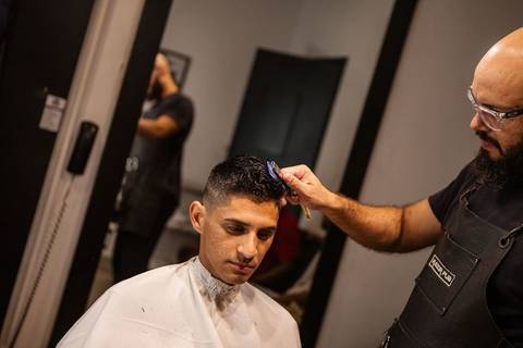 As melhores ideias e inspirações criativas de fotos de casamento do making of do noivo no Razor Pub Barbearia '