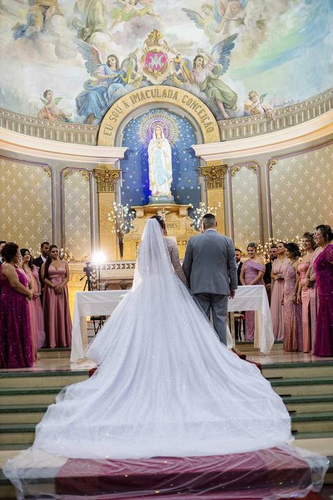 As melhores ideias e inspirações criativas de fotos de casamento na cerimônia na Paróquia Nossa Senhora de Lourdes'