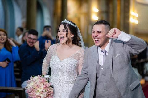 As melhores ideias e inspirações criativas de fotos de casamento na saída dos noivos na Paróquia Nossa Senhora de Lourdes'