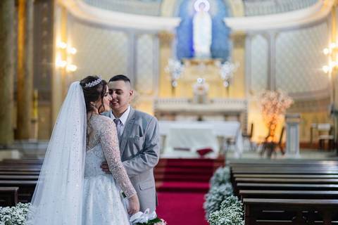As melhores ideias e inspirações criativas de fotos de casamento do ensaio dos noivos na Paróquia Nossa Senhora de Lourdes'