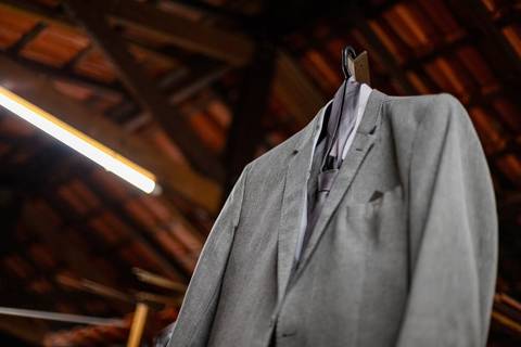 As melhores ideias e inspirações criativas de fotos de casamento do making of do noivo em casa'