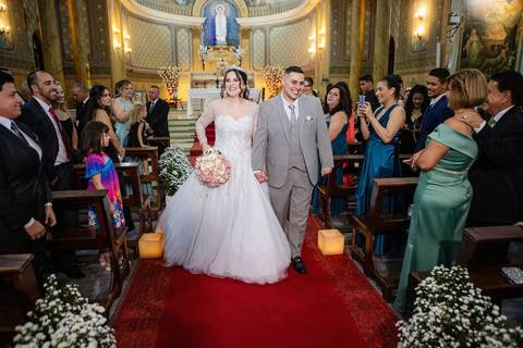 As melhores ideias e inspirações criativas de fotos de casamento da saída dos noivos na Paróquia Nossa Senhora de Lourdes'