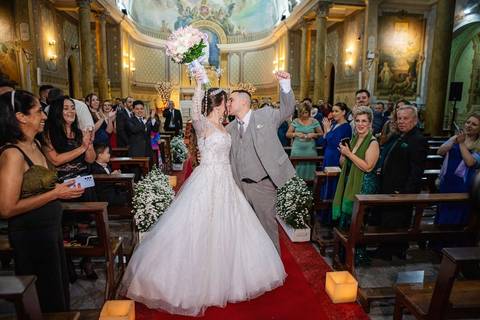 As melhores ideias e inspirações criativas de fotos de casamento da saída dos noivos na Paróquia Nossa Senhora de Lourdes'