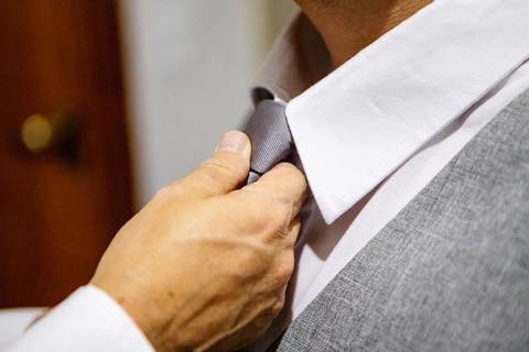 As melhores ideias e inspirações criativas de fotos de casamento do making of do noivo em casa'