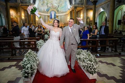 As melhores ideias e inspirações criativas de fotos de casamento da saída dos noivos na Paróquia Nossa Senhora de Lourdes'