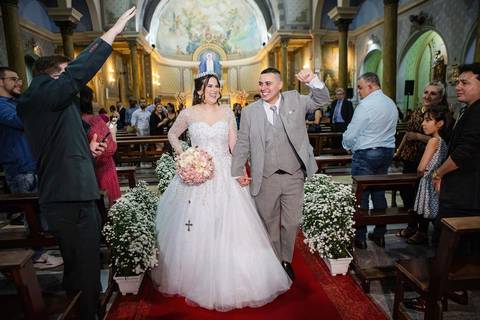 As melhores ideias e inspirações criativas de fotos de casamento da saída dos noivos na Paróquia Nossa Senhora de Lourdes'