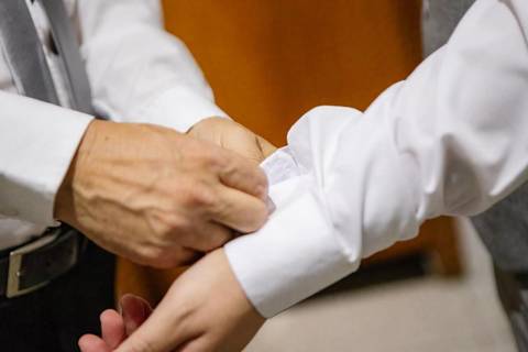 As melhores ideias e inspirações criativas de fotos de casamento do making of do noivo em casa'