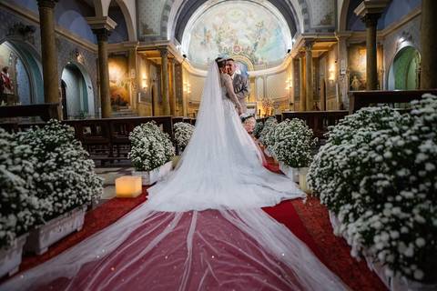 As melhores ideias e inspirações criativas de fotos de casamento do ensaio do casal na Paróquia Nossa Senhora de Lourdes'