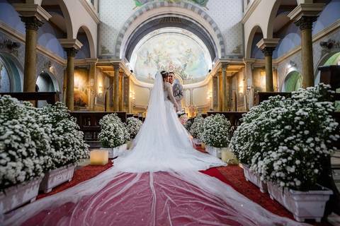 As melhores ideias e inspirações criativas de fotos de casamento do ensaio do casal na Paróquia Nossa Senhora de Lourdes'
