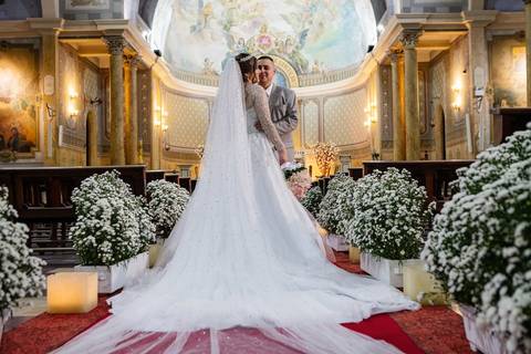 As melhores ideias e inspirações criativas de fotos de casamento do ensaio do casal na Paróquia Nossa Senhora de Lourdes'