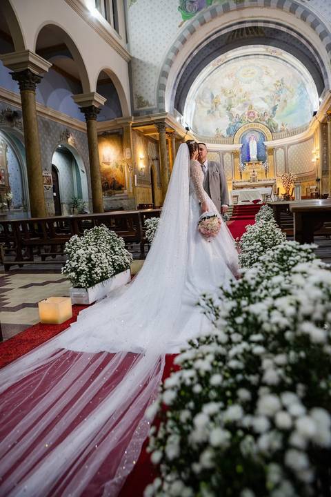 As melhores ideias e inspirações criativas de fotos de casamento do ensaio do casal na Paróquia Nossa Senhora de Lourdes'