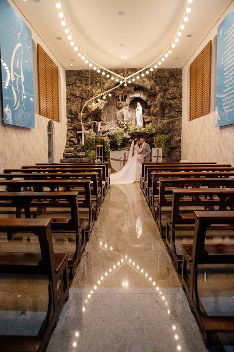 As melhores ideias e inspirações criativas de fotos de casamento do ensaio do casal na Paróquia Nossa Senhora de Lourdes'