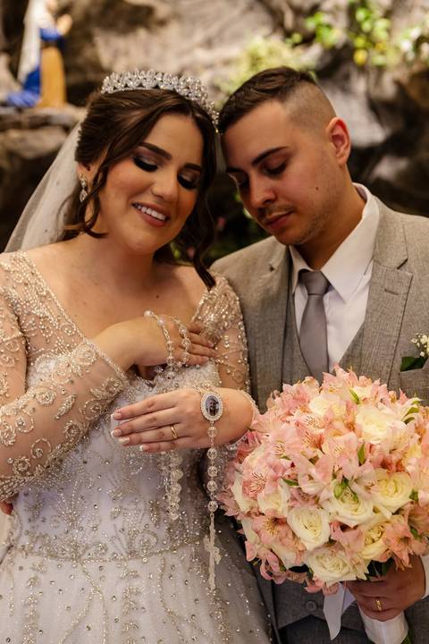 As melhores ideias e inspirações criativas de fotos de casamento do ensaio do casal na Paróquia Nossa Senhora de Lourdes'