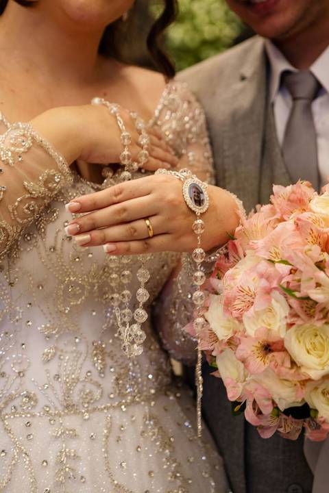 As melhores ideias e inspirações criativas de fotos de casamento do ensaio do casal na Paróquia Nossa Senhora de Lourdes'