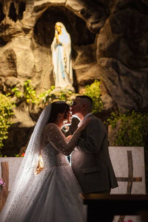 As melhores ideias e inspirações criativas de fotos de casamento do ensaio do casal na Paróquia Nossa Senhora de Lourdes'