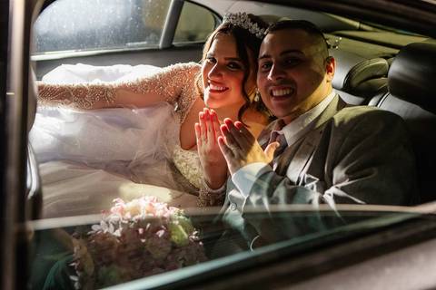 As melhores ideias e inspirações criativas de fotos de casamento do ensaio do casal no carro'
