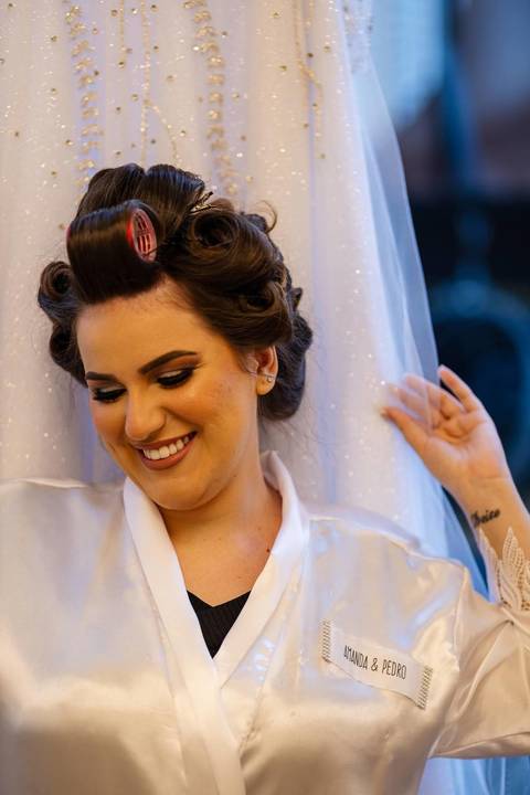 As melhores ideias e inspirações criativas de fotos de casamento do making of da noiva no Salão Beleza Urbana'