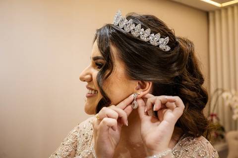 As melhores ideias e inspirações criativas de fotos de casamento do making of da noiva no Salão Beleza Urbana'