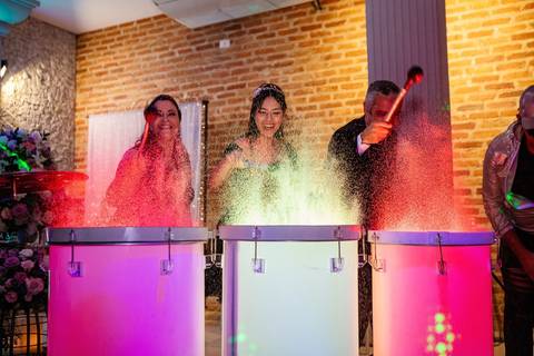 As melhores ideias e inspirações de fotos criativas da debutante no espaço Buffet Flores'