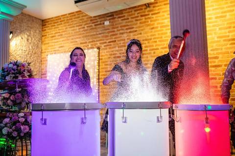 As melhores ideias e inspirações de fotos criativas da debutante no espaço Buffet Flores'