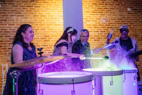 As melhores ideias e inspirações de fotos criativas da debutante no espaço Buffet Flores'