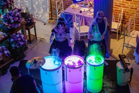 As melhores ideias e inspirações de fotos criativas da debutante no espaço Buffet Flores'