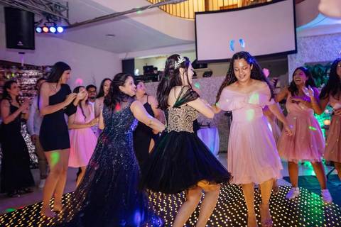 As melhores ideias e inspirações de fotos criativas da debutante no espaço Buffet Flores'