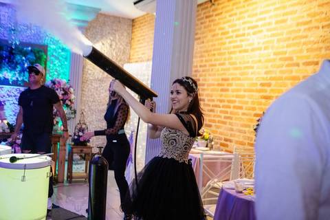 As melhores ideias e inspirações de fotos criativas da debutante no espaço Buffet Flores'