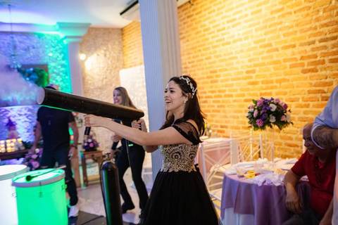 As melhores ideias e inspirações de fotos criativas da debutante no espaço Buffet Flores'