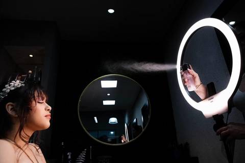 As melhores ideias e inspirações de fotos criativas do making of da debutante no salão Soul Hairs Beleza & Estética '