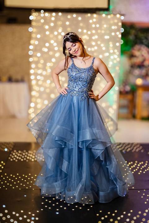 As melhores ideias e inspirações de fotos criativas da debutante no espaço Buffet Flores'