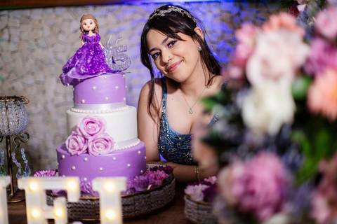 As melhores ideias e inspirações de fotos criativas da debutante no espaço Buffet Flores'
